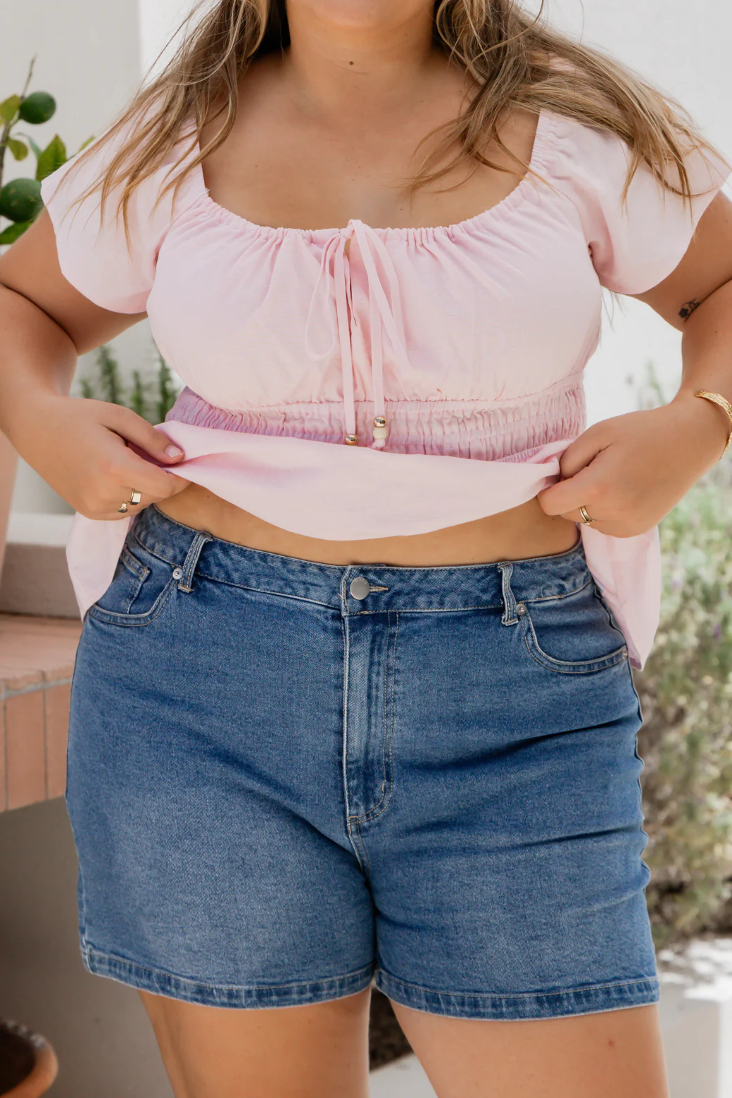 Final Sale | Gisele Hourglass Denim Shorts Mid Blue Wash - Image 6